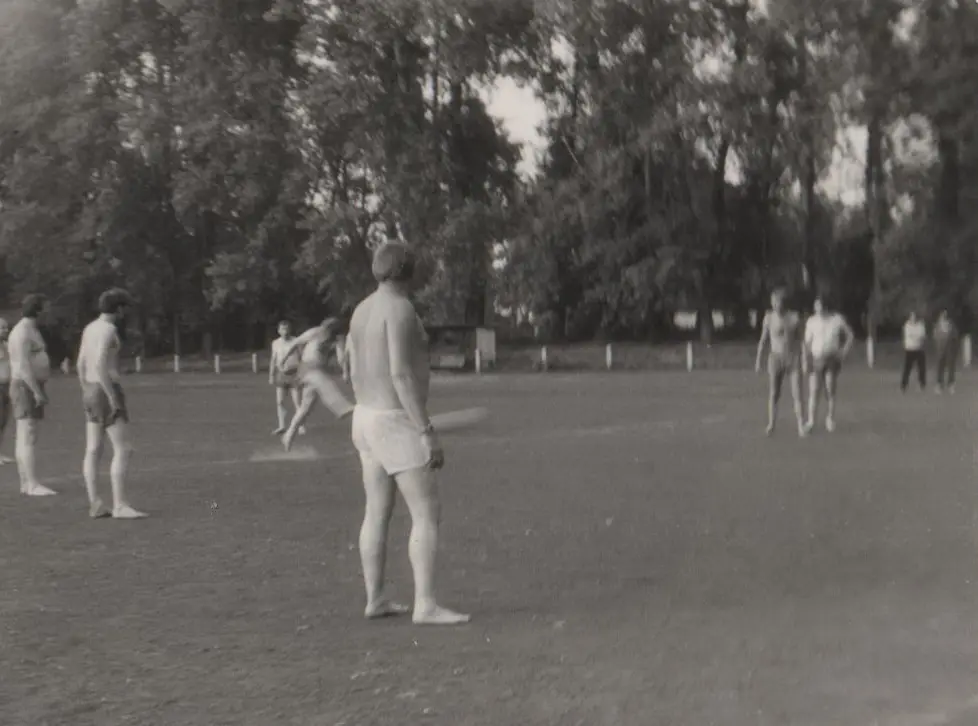 Jedná se o originální místní specialitu – hru gorodky. Pokusíme se vám nastínit pravidla: 2 party chlapů (zpravidla po pěti) oděni pouze v trenkách kopou naboso v sériích z velkého vápna. Gólu brání pětice, která se smí pohybovat pouze v malém vápně. Pokud míč vyrazí a kdokoliv z druhé pětice ho chytne ve vzduchu, může si ho dát na jakékoliv místo a střílet, pokud ho chytnou ve vápně jinak, střílí se z daného místa, jestliže míč opustí vápno, mohou si ho přiblížit jednou hlavičkou ze země a pálit. Když je roh, musí se po jeho zahrání střílet z voleje.