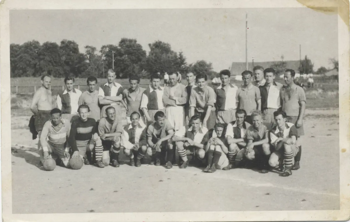 Že naše hvězda vadila dokumentuje i další společné foto z válečných let s neznámým soupeřem.