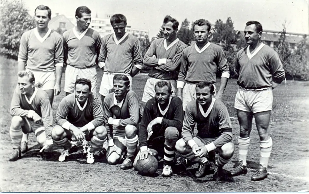 Sportovním vrcholem v minulém století byla účast áčka mužů tehdejšího KIN ČB v krajském přeboru v sezónách 1964/65 a 1965/66. Na fotce jsou naši KP matadoři v čele s kapitánem Zdeňkem Hauserem.